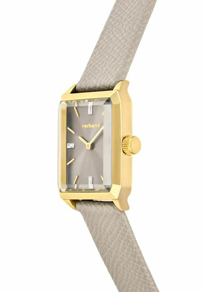 Rechthoekig gouden horloge met grijze wijzerplaat, gouden uurmarkeringen en wijzers, beige leren band met structuur, en merknaam "cacharel" op de wijzerplaat.