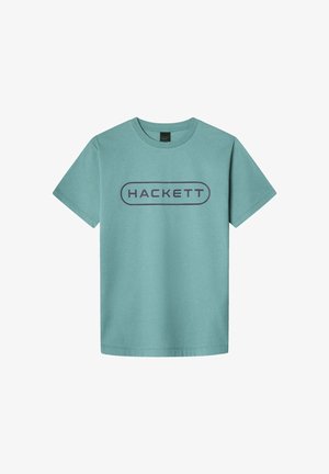 Svijetloplavi pamučni majica s kružnim izrezom i kratkim rukavima. Na prednjem dijelu nalazi se plavi logo "HACKETT" u središtu.