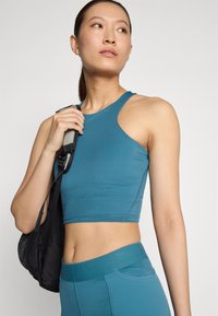 The North Face W REFINA LONGLINE BRA - Sports-BH-er med lett støtte - space