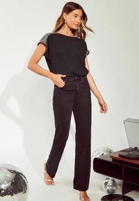 Friends Like These SEQUIN EMEBELLISHED-REGULAR FIT - Nyomott mintás póló - black gold