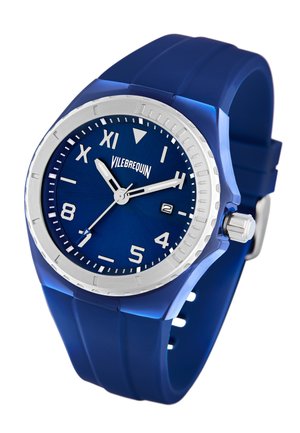 Montre en silicone bleue avec lunette en argent, cadran bleu avec index et aiguilles blanches, affichage de la date et bracelet texturé.