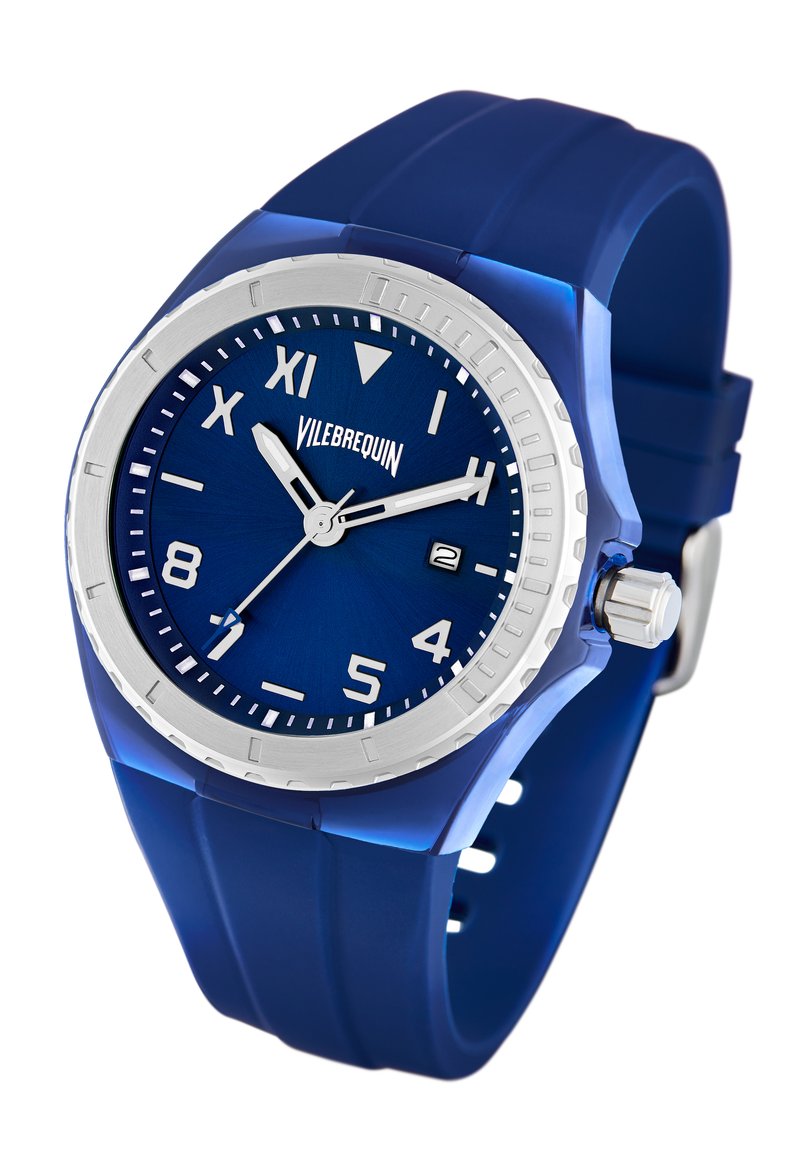 Blaues Silikonarmband mit einer silbernen Lünette, blauem Ziffernblatt mit weißen Stundenmarkierungen und -zeigern, Datumsanzeige und einem strukturierten Armband.