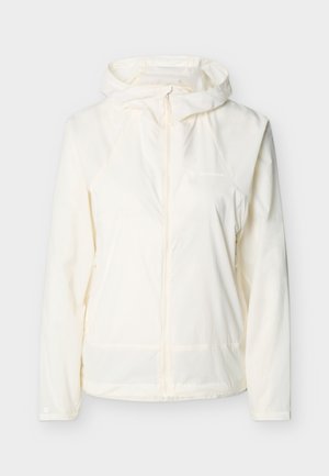 Balta lengva striukė su kapišonu, priekinių užtrauktuku ir ilgomis rankovėmis, rodoma ant paprasto fono.