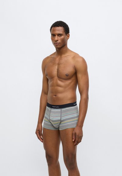 Ριγέ μποξεράκια σε διάφορα χρώματα, με μαύρη μέση που φέρει λευκό λογότυπο. Το ύφασμα φαίνεται μαλακό και εφαρμοστό.