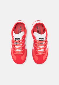 adidas Originals UNISEX - Trainers - preloved scarlet/footwear white/better scarlet