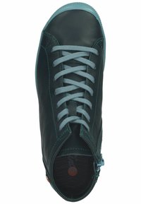 Sneaker in pelle verde scuro con lacci grigi, una suola in gomma azzurra chiara e cuciture in contrasto. Presenta una cerniera laterale per un facile accesso.