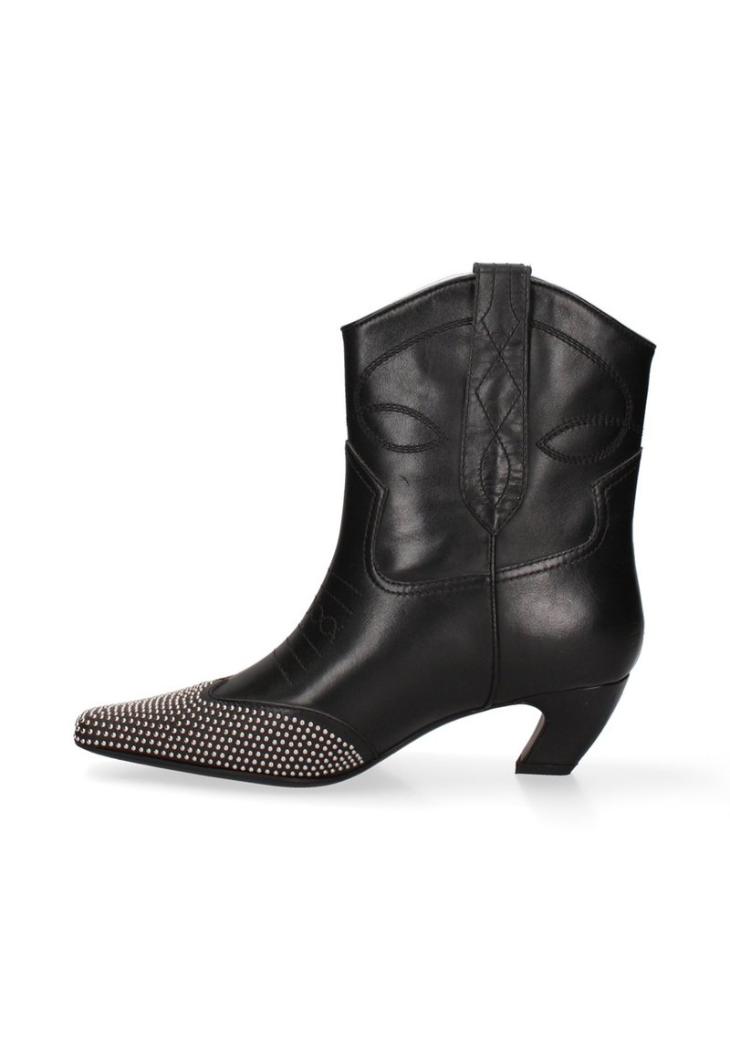 Zwarte leren cowboylaarzen met een spitse neus, textuurpanelen en een gestudeerde neuskap. Beschikt over een lage hak en decoratieve stiksels.