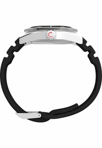 Horloge met een zilverkleurige roestvrijstalen kast, zwarte lunette en een zwarte rubberen band. Heeft een rode kroon en een gestructureerde achterkant van de kast.