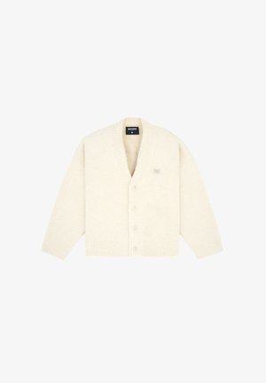 Cardigan de couleur crème en tissu doux, avec un col en V, des manches longues, six boutons et un petit logo sur la poitrine gauche.