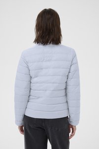 Hellgraue gesteppte Daunenjacke mit rundem Ausschnitt und elastischen Bündchen, die über horizontale Nähte und eine glatte, glänzende Textur verfügt.