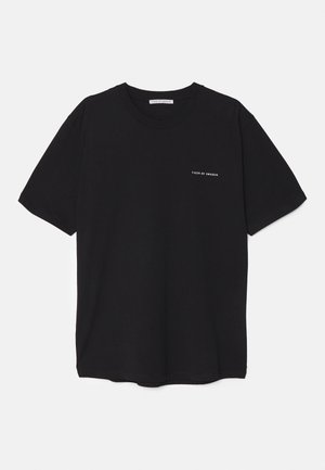 Zwarte katoenen T-shirt met een ronde hals, korte mouwen en een witte logo-print op de linkerkant van de borst. Eenvoudig, effen kleur ontwerp.