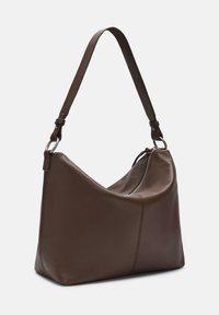 Brązowa skórzana torba na ramię o zaokrąglonym kształcie, z zamkiem błyskawicznym i regulowanym paskiem. Gładka tekstura z delikatnym połyskiem i starannym przeszyciem.
