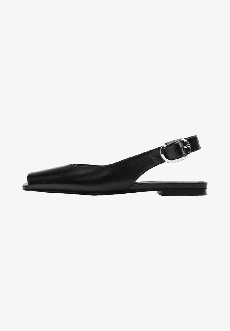 Schwarzer Leder-Slingback-Schuh mit quadrater Zehenform, flacher Sohle und verstellbarem Schnallenverschluss. Glatte Textur und minimalistisches Design.