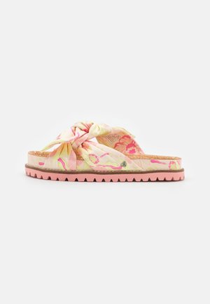 Flad sandal med pink og gul blomstret stofknude-rem og tekstureret pink sål.