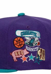 Mitchell & Ness SIDEPATCHES CHARLOTTE HORNETS - Gorra - purple