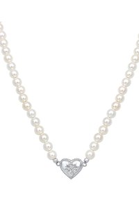 Collana di perle con perle bianche rotonde, dotata di un fermaglio a forma di cuore in argento decorato con un design floreale e dettagli intricati nel bordo.