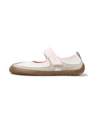 Lavprofileret Mary Jane-stil sko med lyserødt rem, hvid og beige overdel og brun gummisål, vendt mod venstre på hvid baggrund.