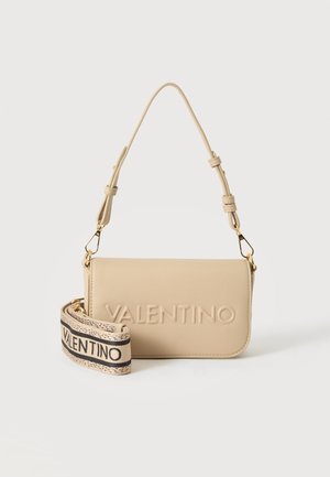 Sac bandoulière beige Valentino avec logo embossé sur le devant, bandoulière en tissu de marque amovible, petite bandoulière ajustable et quincaillerie dorée.