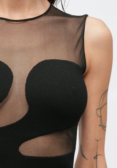 Czarny, bezrękawnik wykonany z przezroczystego materiału z wycięciami, gładką fakturą i okrągłym dekoltem.