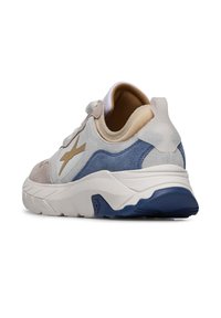 La sneaker presenta una toma superiore in mesh bianco e suede con accenti beige e blu, un prominente logo a stella dorata e una spessa suola bianca con accenti blu.