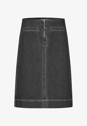 Fustă din denim negru cu fermoar frontal și două buzunare orizontale, având cusături albe în contrast și un tiv drept.