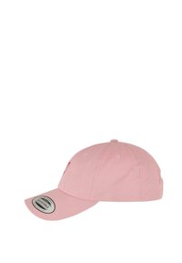 Casquette en coton rose avec une visière courbée, dotée d'œillets de ventilation et d'une sangle ajustable ; inclut un logo de marque sur le devant.