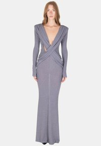 Abito a maniche lunghe con scollo a V in tessuto elasticizzato di tonalità argento. Presenta dettagli incrociati sul davanti e ritagli, silhouette aderente e una lieve brillantezza.