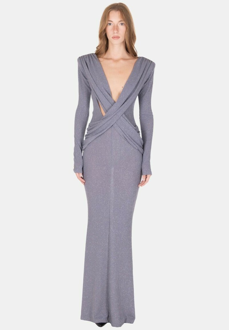 Abito a maniche lunghe con scollo a V in tessuto elasticizzato di tonalità argento. Presenta dettagli incrociati sul davanti e ritagli, silhouette aderente e una lieve brillantezza.
