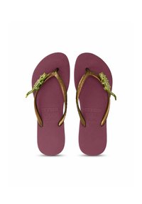 Paarse rubberen slippers met gestructureerde zolen, met bronzen banden versierd met een groene en gouden hagedisaccent aan elke kant.