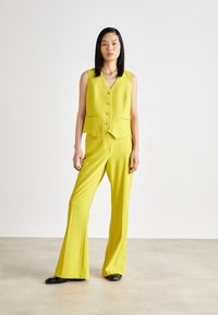 DKNY HIGH WAIST FLARE PANT - Kalhoty - citrine