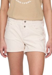 Shorts en coton beige avec revers, dotés de poches avant, d'une fermeture à deux boutons et de détails de couture subtils.
