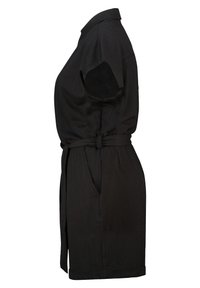 Robe noire à manches courtes avec col, taille cintrée, ceinture et poches latérales. Fabrication en tissu texturé, elle présente une coupe ample et un ourlet droit.