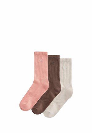 Drei Paare von gerippten Socken in sanftem Pink, Braun und Hellgrau, jeweils mit einem kleinen gestickten Logo an der Seite.