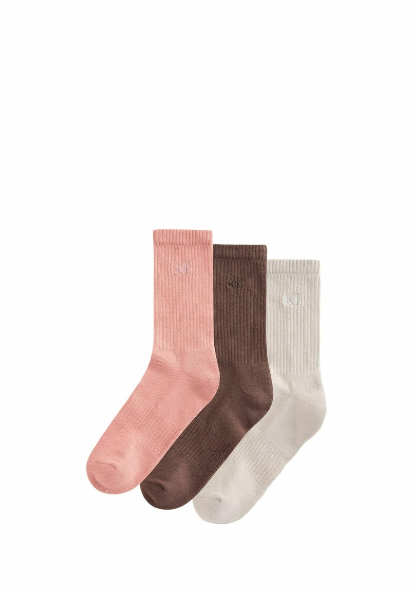 Tre par ribbede sokker i blød pink, brun og lys grå farve, hver med et lille broderet logo på siden.