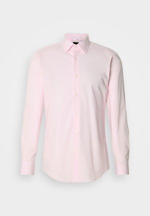 Šviesiai rožinė palaidinė su sagomis, ilgomis rankovėmis, klasikiniais apykaklėmis ir lygiu medvilnės audiniu. Ant sagų stulpelio yra šviesios spalvos sagos.