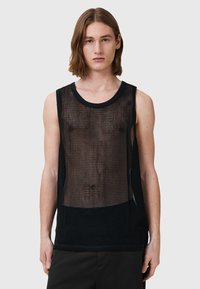 Schwarzes Netz-Trägershirt mit Rundhalsausschnitt und weiten Armöffnungen, ausgestattet mit einem offenen Gewebe und einem festen schwarzen Saum entlang der Kanten.