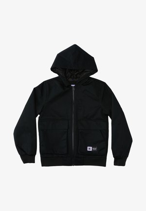 Chaqueta con capucha negra con cremallera completa en una tela mate. Cuenta con dos bolsillos delanteros, puños acanalados y un parche con logotipo en la parte inferior izquierda.