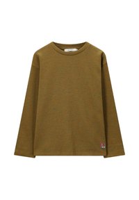 Olivegrünes Langarmshirt mit strukturiertem Muster, rundem Ausschnitt und einem kleinen rot-weißen Logosticker an der Seitennaht.