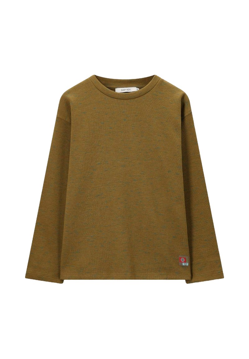 Olivegrünes Langarmshirt mit strukturiertem Muster, rundem Ausschnitt und einem kleinen rot-weißen Logosticker an der Seitennaht.