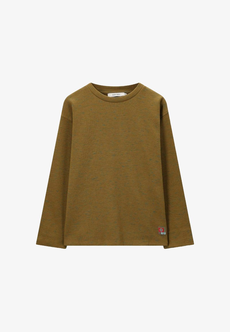 Olivegrünes Langarmshirt mit strukturiertem Muster, rundem Ausschnitt und einem kleinen rot-weißen Logosticker an der Seitennaht.