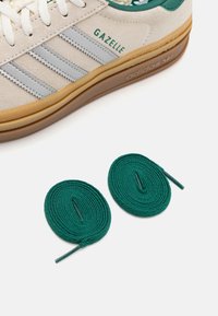 adidas Originals GAZELLE BOLD - Αθλητικά παπούτσια - off white/silver metallic/collegiate green