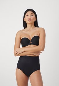 Musta olkaimeton bikinitoppi, jossa on avainaukkoyksityiskohta, yhdistettynä korkeavyötäröisiin mustiin bikinituntoihin. Sileä pinta ja saumatonta muotoilua.