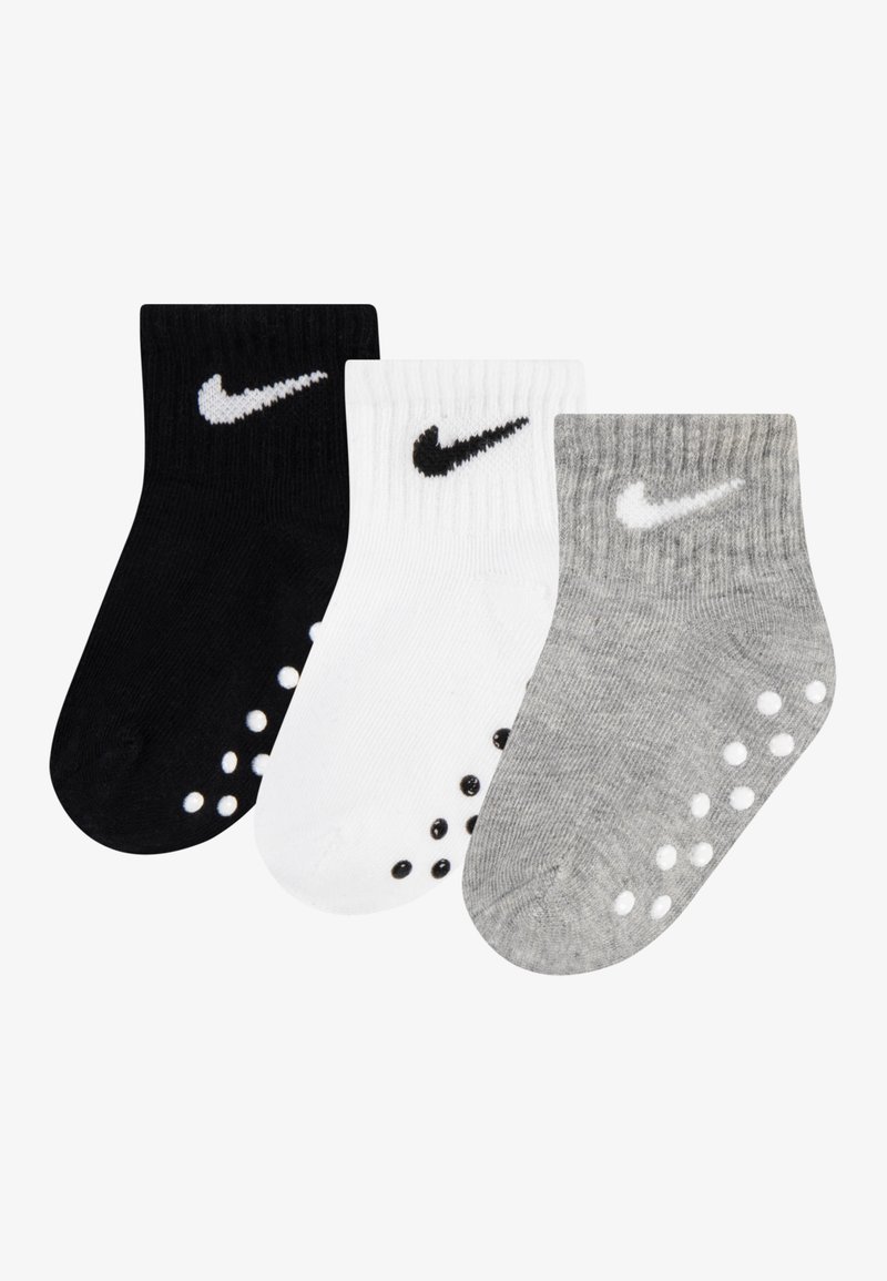 Τρία ζευγάρια κοντών κάλτσες σε μαύρο, λευκό και γκρι. Κάθε ζευγάρι διαθέτει το λογότυπο της Nike και αντιολισθητικές επιφάνειες στη σόλα. Ραμμένο με ριγωτή υφή.