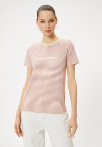 Stripet kortærmet t-shirt i lys pink og hvid med rund halsudskæring og teksten "limited edition" i hvid på forsiden.