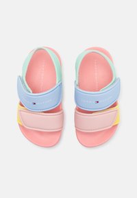 Farverige sandaler med flere remme i blå, grøn, pink og gul. Fremstillet af syntetisk materiale med en struktureret lys pink sål.