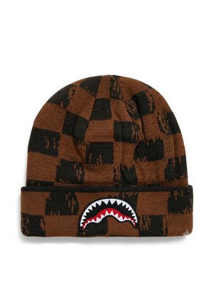 Berretto a maglia marrone e nero a quadri con risvolto che presenta una grafica di bocca di squalo con colori rosso, bianco e nero.