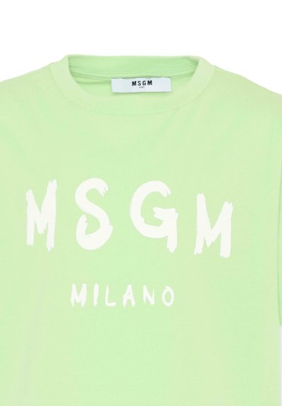T-shirt vert clair avec le texte "MSGM" en grosses lettres blanches style trait de pinceau et le texte plus petit "MILANO" en dessous sur le devant.