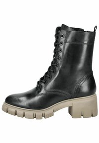 Bota de cuero negro hasta el tobillo con puntera redonda, diseño con cordones, cuello acolchado y suela gruesa beige con detalles troquelados.