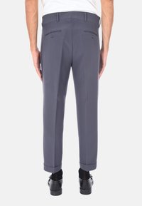 Pantaloni grigi in tessuto con una vestibilità su misura, dotati di doppie tasche posteriori, pieghe frontali e orli arrotolati. Realizzati in tessuto morbido.