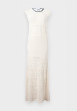 Αμάνικο μακρύ κρεμ φόρεμα με πλεκτά σχέδια καρδιάς και αντίθετη γκρι επένδυση γύρω από το ντεκολτέ.